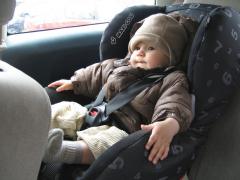 Poliţiştii din Madrid au găsit într-o parcare un bebeluş care plângea şi vomita. Părinţii erau într-un cazinou din apropiere