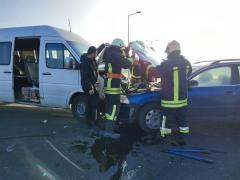 13 persoane, implicate într-un accident grav pe DN7. Doi copii şi trei adulţi, duşi de urgenţă la spital