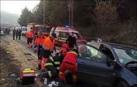 Patru persoane au fost rănite, după ce două maşini s-au ciocnit frontal, în Alba