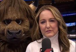 O reporteriță din SUA s-a speriat cumplit de o mascotă în timp ce se pregătea să intre în direct