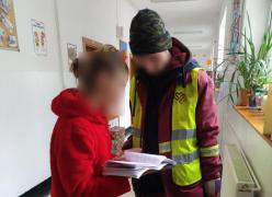 Răvășitor: Un măturător din București nu a intrat la serbarea fiicei sale, rușinat de cum era îmbrăcat. "Are zile în care nu mănâncă nimic, să poată hrăni copiii"