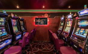 Scandal cu bâte și lopeți într-o sală de jocuri din Dâmbovița