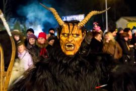 Tradiţii întunecate de Crăciun din folclorul european. În Italia, o vrăjitoare aducea cadouri copiilor, iar în Austria, copiii răi erau duși în iad