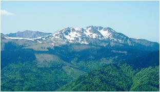 4 ucraineni rătăciţi în Munţii Maramureşului, căutaţi de salvamontişti. Unul dintre ei a căzut într-o prăpastie şi şi-a rupt piciorul