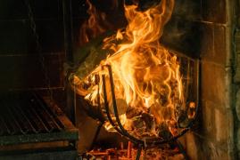 O italiancă a ars din greșeală 20.000 de euro în bonuri, ascunse de soţ în şemineu. "Credeam că e un loc sigur, unde hoții nu se uită"