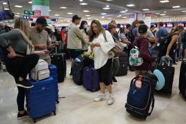 Biden vrea să tragă la răspundere companiile aeriene care au anulat zboruri, deşi "ciclonul-bombă" face prăpăd în SUA