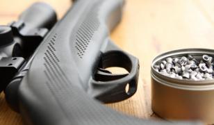 Un bărbat a fost împuşcat cu un pistol cu bile în fața unui restaurant din Timișoara