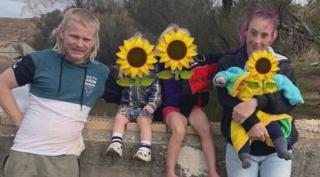 O fetiţă de 5 ani i-a salvat viaţa frăţiorului de 1 an. Copiii au stat blocaţi 2 zile în maşină lângă cadavrele părinţilor