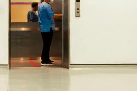 Un lift al Spitalului Clinic de Urgenţă din Brăila a căzut în gol trei etaje. Patru persoane se aflau în el