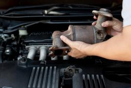 Hoți cu ghinion: Au fost prinși la scurt timp după ce au furat catalizatoarele a două maşini din parcarea unui supermarket din Sectorul 4