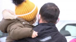 A murit copilașul din Neamț snopit în bătaie de mama și iubitul ei. Băiețelul de 2 ani a ajuns la spital în comă de gradul IV