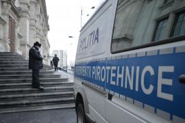 Membrii ai Biroului Pirotehnic al IGPR desfasoara activitati specifice unei alerte cu bomba