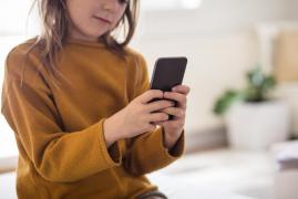 "Responsabilitatea vine din nevoia de a-i ajuta pe cei dragi". O fetiţă de 10 ani din Bihor, cu părinţi surdomuţi, şi-a salvat fratele mai mare, după ce i s-a făcut rău