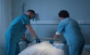 O femeie din Spania și-a otrăvit partenerul cu laxative, apoi i-a furat economiile în timp ce era pe patul de moarte