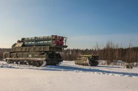 Imagini cu militari ruși și rachete care avansează către granița cu Ucraina. Convoaiele militare, observate la 24km distanță de frontieră