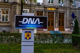 Sigla DNA în faţa clădirii Direcţiei Naţionale Anticorupţie