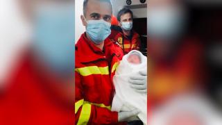 "O splendidă fetiță, care s-a grăbit să vină pe lume". Doi paramedici, martori la miracolul vieţii chiar în drum spre spitalul din Cluj