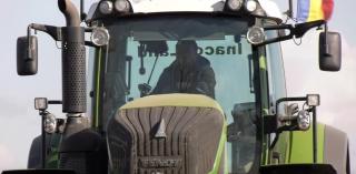 Tractoriştii de "la ţară" pot câştiga cât IT-iştii de la oraş. Tinerii nu vor să lucreze în agricultură şi preferă să plece în străinătate