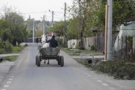 Un bărbat de 80 de ani din Olt, arestat după şi-a înjunghiat un vecin. Bătrânul s-a supărat că victima i-a cerut 50 de lei pentru că îl transportase cu căruţa