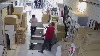 Ce a pățit un tânăr care mergea prin mall cu ochii ațintiți în telefonul mobil. Incident dramatic cu final neasteptat