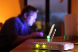 Un tată bine intenționat a lăsat un întreg oraș fără internet și telefonie mobilă, timp de câteva nopți, în Franța