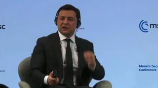 Moment amuzant cu Zelenski în timpul unui interviu la Munchen, după ce i s-au stricat căştile: "E un atac cibernetic. Vedeţi, Rusia e aici" - VIDEO