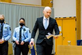 Anders Breivik, teroristul care a ucis 77 de persoane în Norvegia, rămâne în închisoare. Este la fel de periculos ca în urmă cu 10 ani
