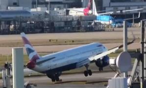 Aterizare de infarct la Londra. Un avion, la un pas să lovească pista cu o aripă. Pilotul a anulat operaţiunea în ultima secundă