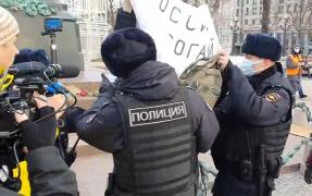 Protest la Moscova față de iminenta invadare a Ucrainei: "Rusia, nu te atinge de Ucraina!". Poliţia a intervenit în forţă - VIDEO