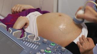 Anchetă în Argeș, după moartea unui bebeluș în pântecele mamei. Părinții își strigă durerea și cer să se afle adevărul