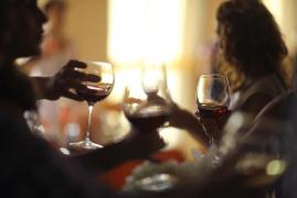 Trei românce și 24 de bărbați, goi într-o cameră de hotel, la o petrecere în Olanda. Organizatorul a fost condamnat la 3 ani de închisoare