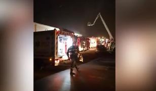 Pompierii de la ISU Bucureşti-Ilfov s-au chinuit să stingă incendiul de la Bragadiru