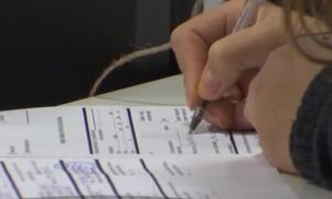 Un bărbat din Râmnicu Vâlcea, la un pas de infarct după ce a aflat cât e impozitul pe maşină: "Pentru 'sărăcia' aia? Doamnă, nu iau pe ea cât dau pe impozit"