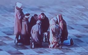 Moment dramatic surprins în Kiev: Mai mulţi ucraineni s-au aşezat în genunchi şi se roagă