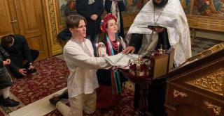 „Putem muri, dar am vrut să fim împreună înainte să se întâmple asta”. Un cuplu din Ucraina a spus “Da” chiar în timpul invaziei ruse