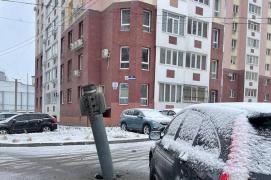 O rachetă trasă de ruşi s-a înfipt adânc în asfalt, dar nu a explodat. S-a întâmplat într-o zonă rezidenţială din Harkov