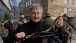 Cu un Kalașnikov în mână, Petro Poroșenko îi transmite un mesaj lui Putin: Nu va pune mâna pe Ucraina. Avem un viitor european strălucit