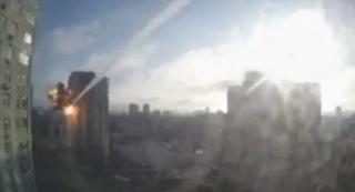 Momentul în care blocul din Kiev este lovit de o rachetă rusească. O bucată mare din clădire a fost smulsă, în urma exploziei
