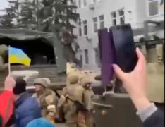 Imagini ireale surprinse într-un orăşel din Ucraina: oamenii încearcă să alunge trupele ruseşti cu mâinile goale - VIDEO