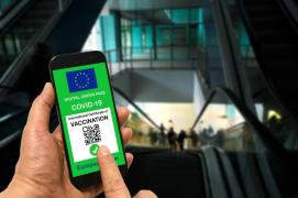 Guvernul prelungeşte valabilitatea certificatului verde pentru călătoriile în UE, doar după efectuarea dozei booster. Cât vor fi valabile în România