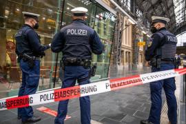 Un bărbat a fost aruncat pe geam, de la etajul 3, după ce părinţii l-au prins în dormitorul ei. Procurorii germani îi acuză pe părinţi de ucidere din culpă