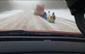 Amenda ridicolă primită de șoferul microbuzului care trăgea șase copii pe sănii, pe o șosea acoperită cu zăpadă
