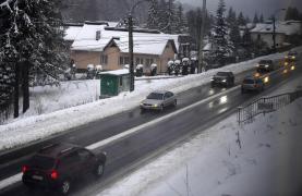 Situaţie bizară în Braşov. O persoană fizică deţine o stradă din oraş care asigură accesul către piaţă şi şcoală: "E blocată, nu e iluminată, sunt câini vagabonzi pe acolo"