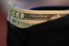 Surprins de proprietarii cărora le bea berea și mânca creveții un bărbat înarmat cu o pușcă semi-automată și-a cerut scuze și le-a oferit 200 de dolari