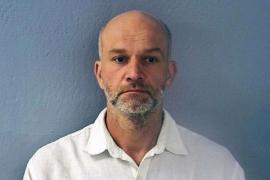 Crimă înfiorătoare din cauza unui gard. Un bărbat şi-a bătut până la moarte vecina cu o bâtă și apoi i-a da foc casei, în SUA