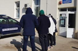 Au fugit de teama războiului: Patru ucraineni au trecut înot râul Tisa spre România