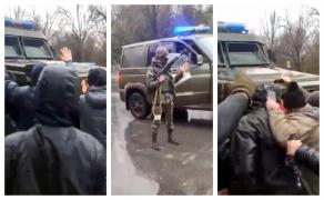 Un grup de civili neînarmaţi blochează un convoi de blindate ruseşti în Melitopol: "O să ne împuşcaţi paşnic? Duceţi-vă acasă!" VIDEO