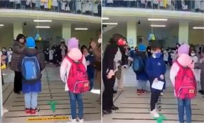 Momentul plin de căldură în care doi frățiori din Ucraina sunt întâmpinați cu aplauze în prima zi de școală, în Italia