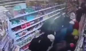 A început isteria cumpărăturilor în Rusia: Oamenii se luptă pentru zahăr