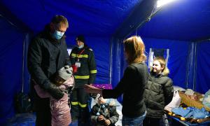 Klaus Iohannis, președintele României, în tabăra mobilă pentru refugiați de la Siret